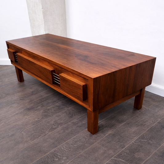 Table basse à tiroirs en teck, Suède 1960 – vue de dessus – en teck, laiton – Suède, années 1960 – Atelier 56