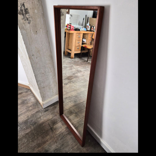 Mirroir à cadre en teck, Danemark, 1960 – vue de profil – en teck, miroir – Danemark, années 1960 – Atelier 56