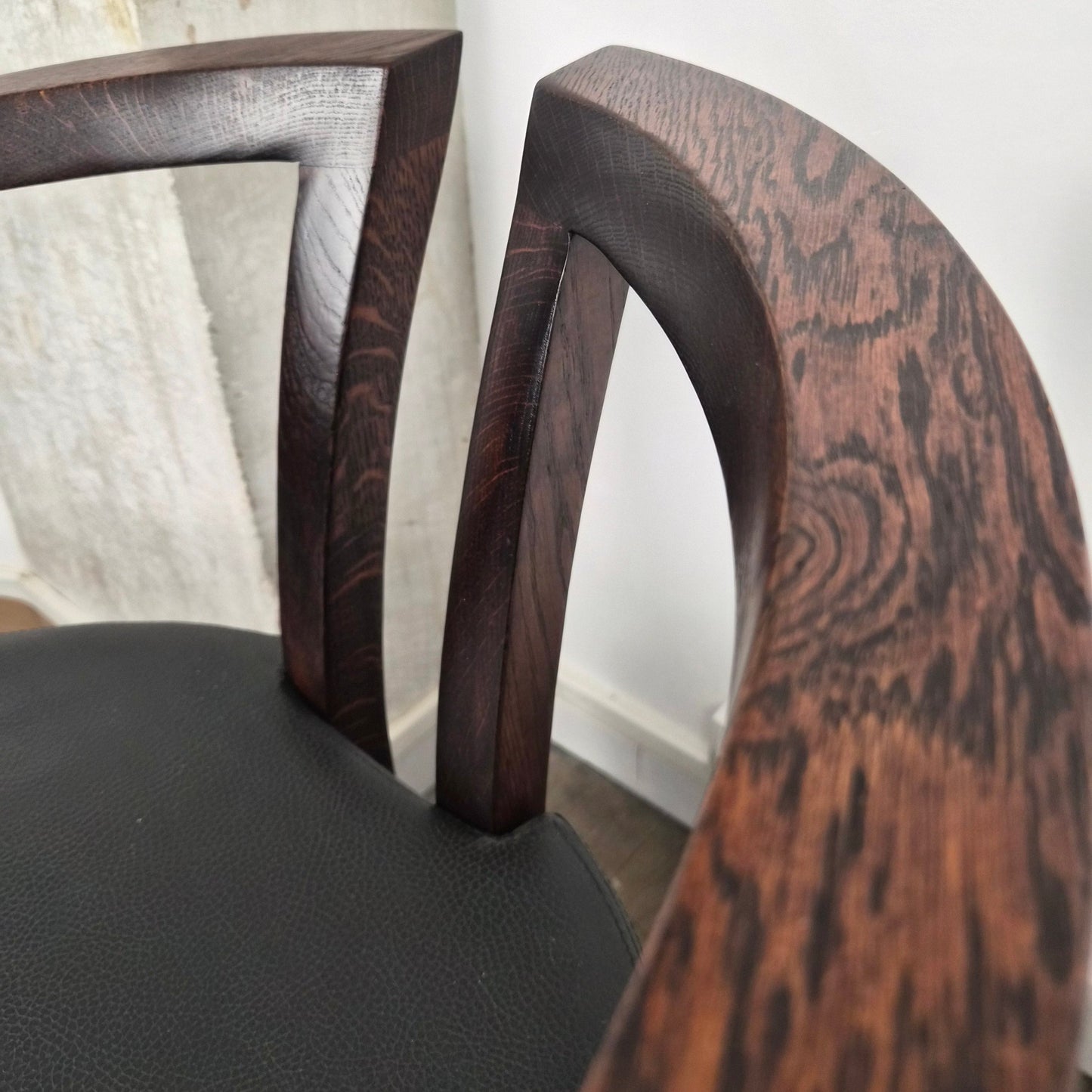 Chaise à accoudoir en palissandre et simili cuir, Danemark, 1960 – vue de profil – en palissandre, cuir, simili cuir – Danemark, années 1960 – Atelier 56