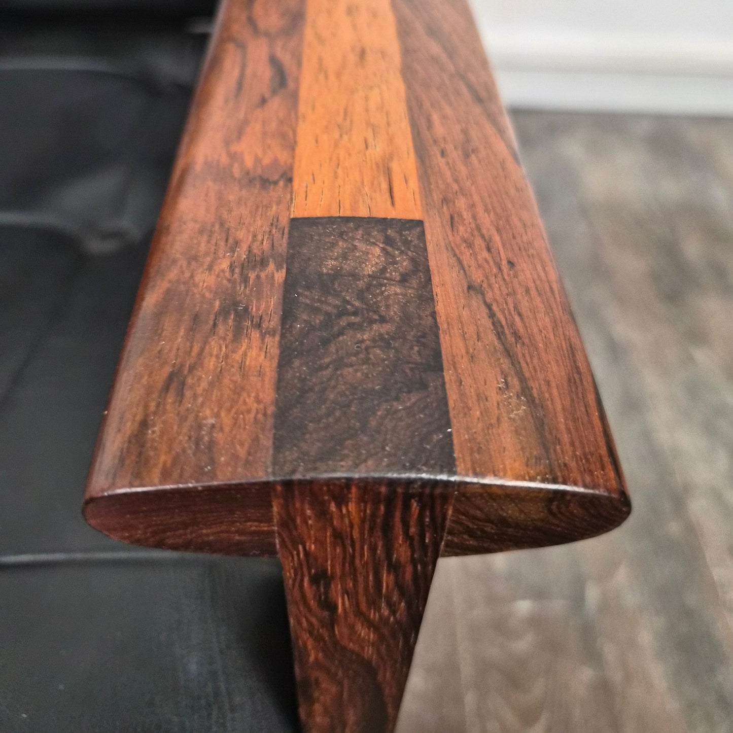 Paire de fauteuil en palissandre modèle Capella par Illum Wikkelsø pour Niels Eilersen, Danemark, 1960 – détail des accoudoirs – en palissandre, cuir, simili cuir – Danemark, années 1960