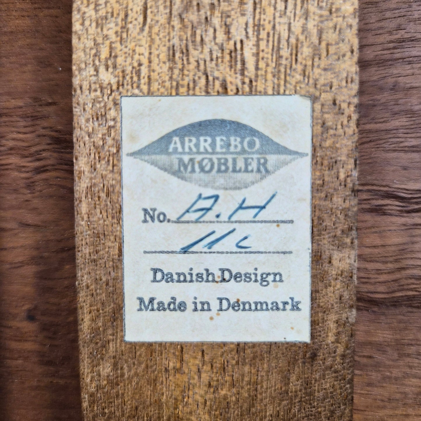 Table basse en teck avec plateaux escamotables attribuée à Robert Christensen pour Arrebo Mobler, Danemark, 1960 – détail du piètement – en teck – Danemark, années 1960 – Atelier 56