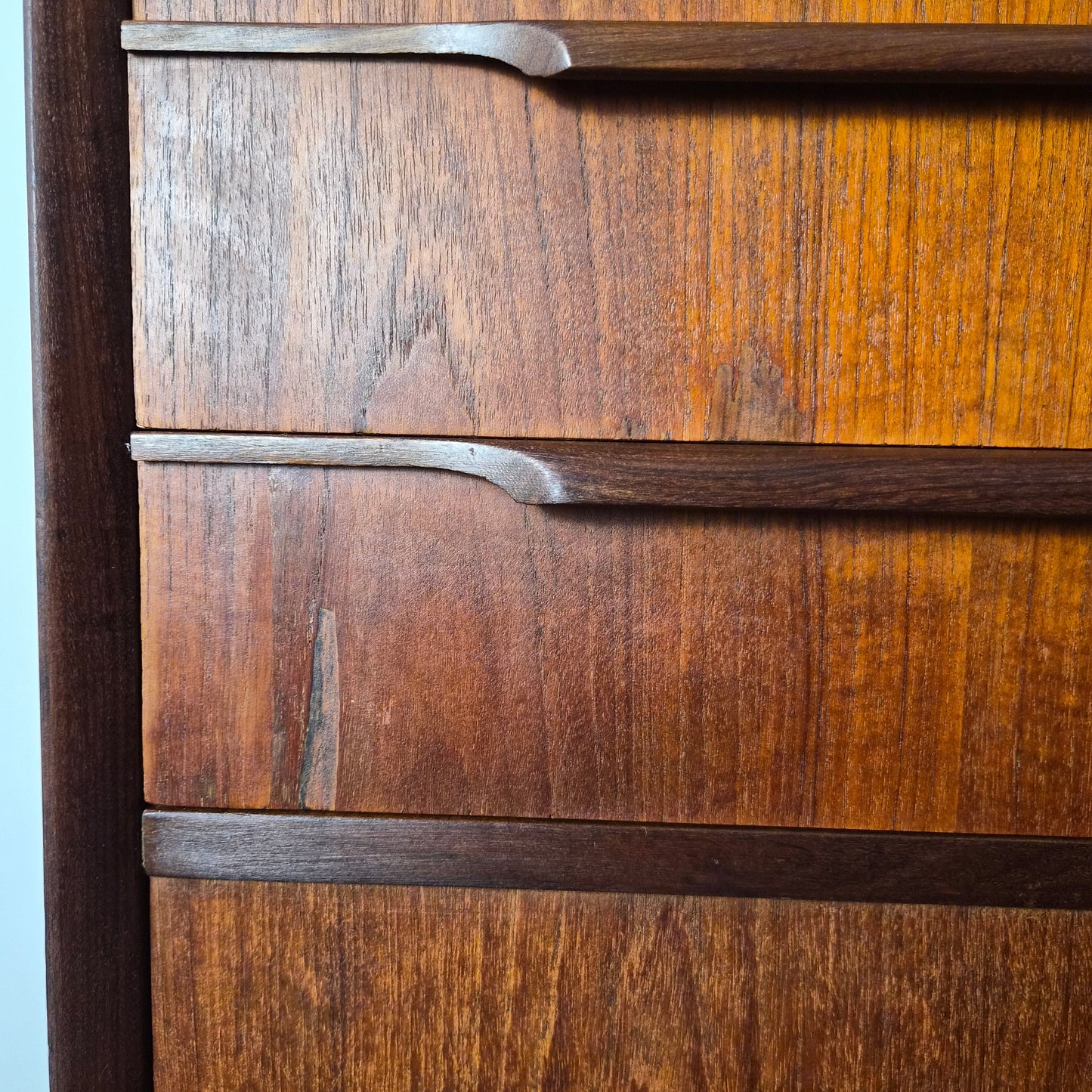 Enfilade bar en teck à tiroirs et portes, Danemark, 1960 – vue portes et tiroirs ouverts – en teck, miroir – Danemark, années 1960 – Atelier 56