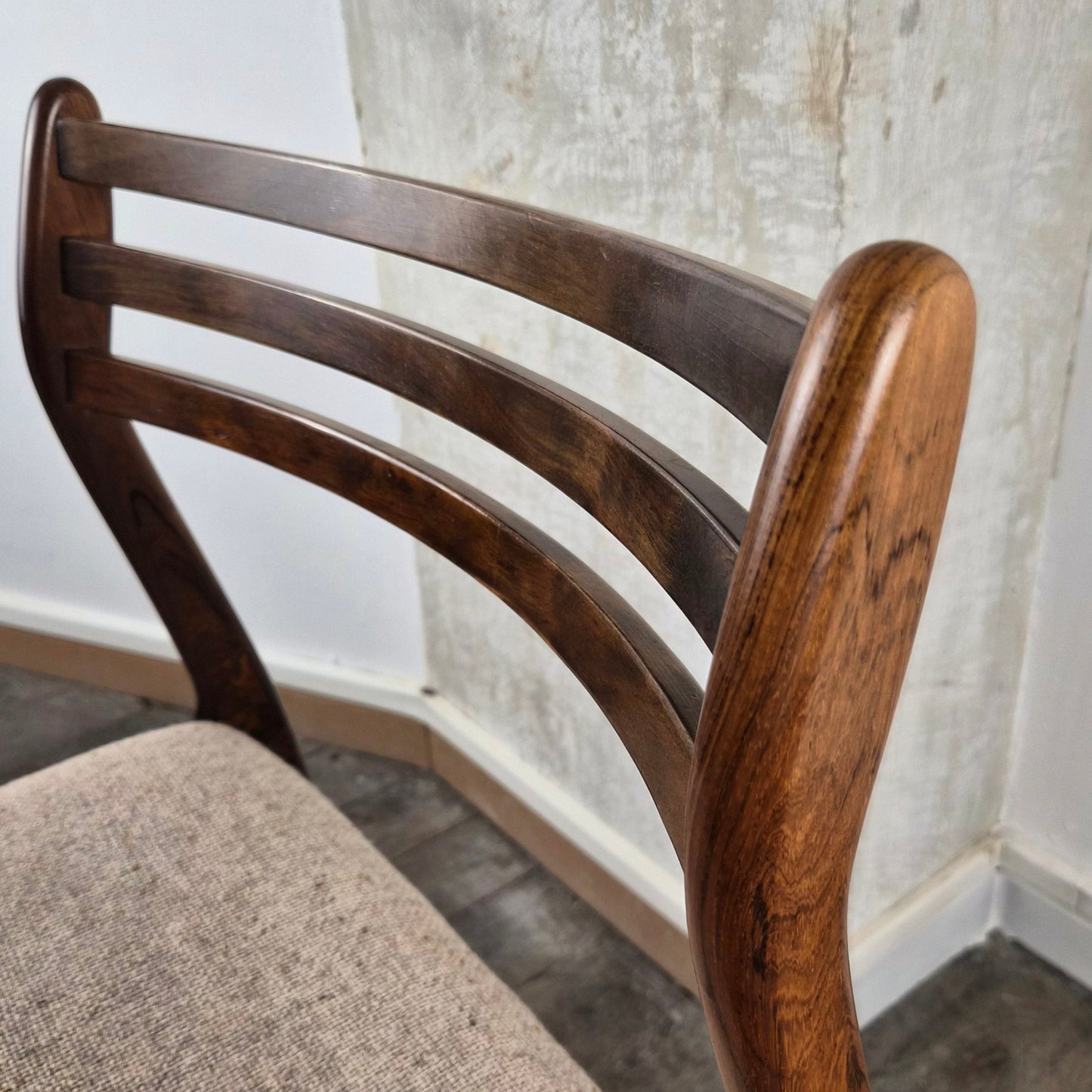 Chaise en palissandre tissu par P. E. Jorgensen pour Farso Stolefabrik, Danemark, 1960 – vue de profil – en palissandre – Danemark, années 1960 – Atelier 56