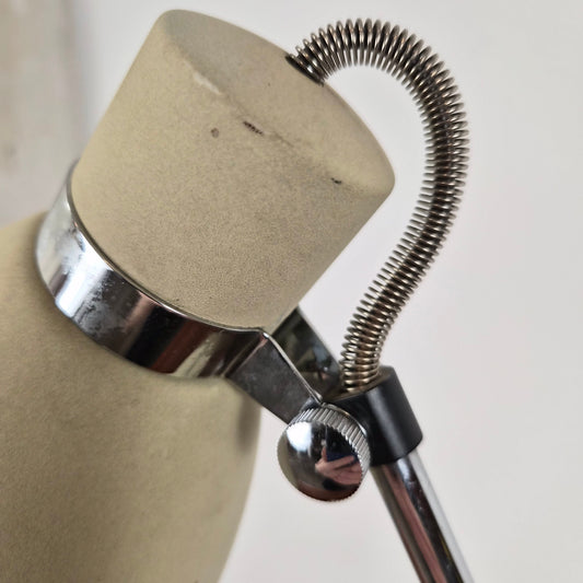 Lampe de table en métal par Massive Leuchten, Germany, 1960 – vue de profil – en métal – années 1960 – Atelier 56