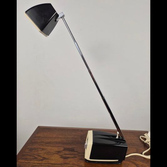 Lampe de table modèle Solo maxi par H Bødtcher Hansen, Danemark 1960 – vue de profil – en métal – Danemark, années 1960 – Atelier 56