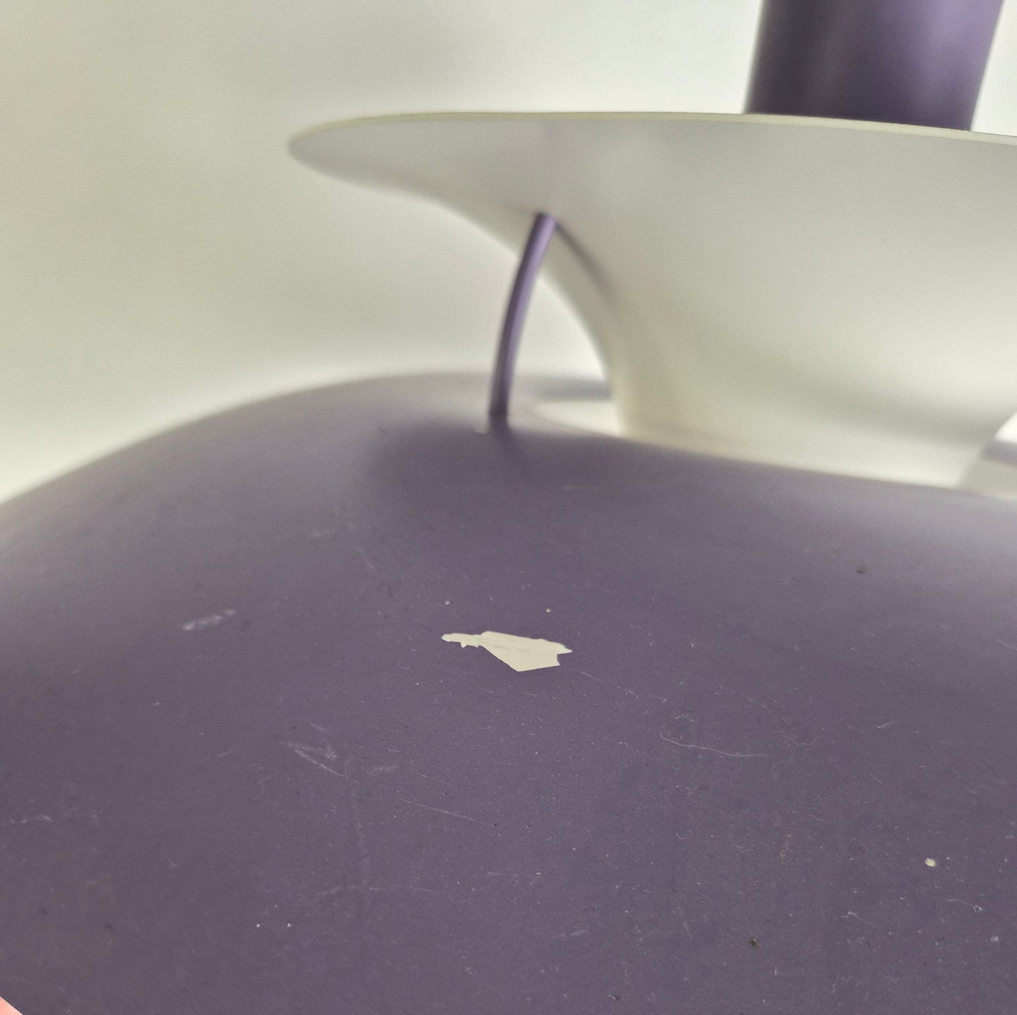 Suspension modèle PH5 mauve par Poul Henningsen pour Louis Poulsen, Danemark 1960 – détail du bois ou du métal – en métal – Danemark, années 1960 – Atelier 56