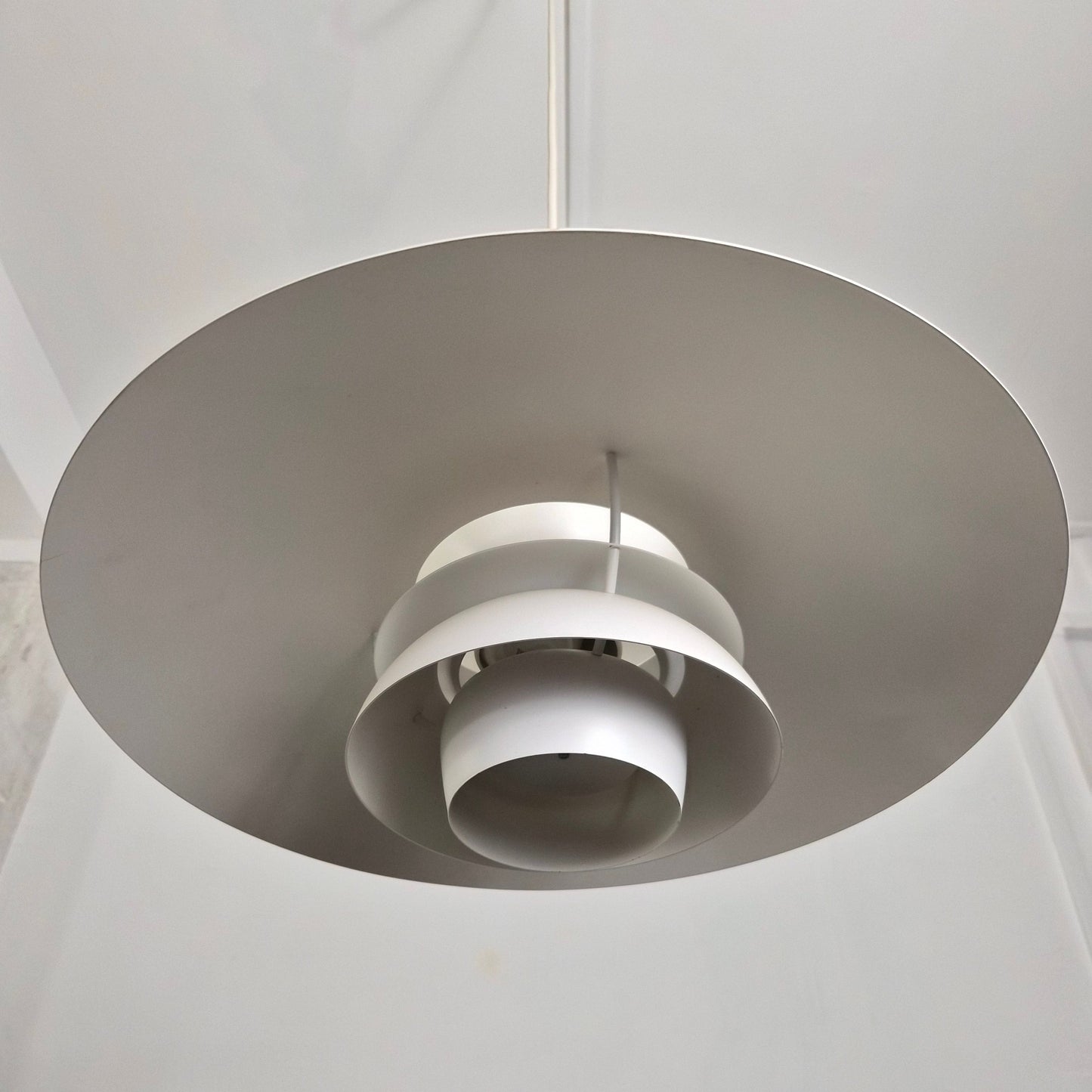 Suspension modèle PH5 blanc par Poul Henningsen pour Louis Poulsen, Danemark 1960 – détail de l’abat-jour – en métal – Danemark, années 1960 – Atelier 56