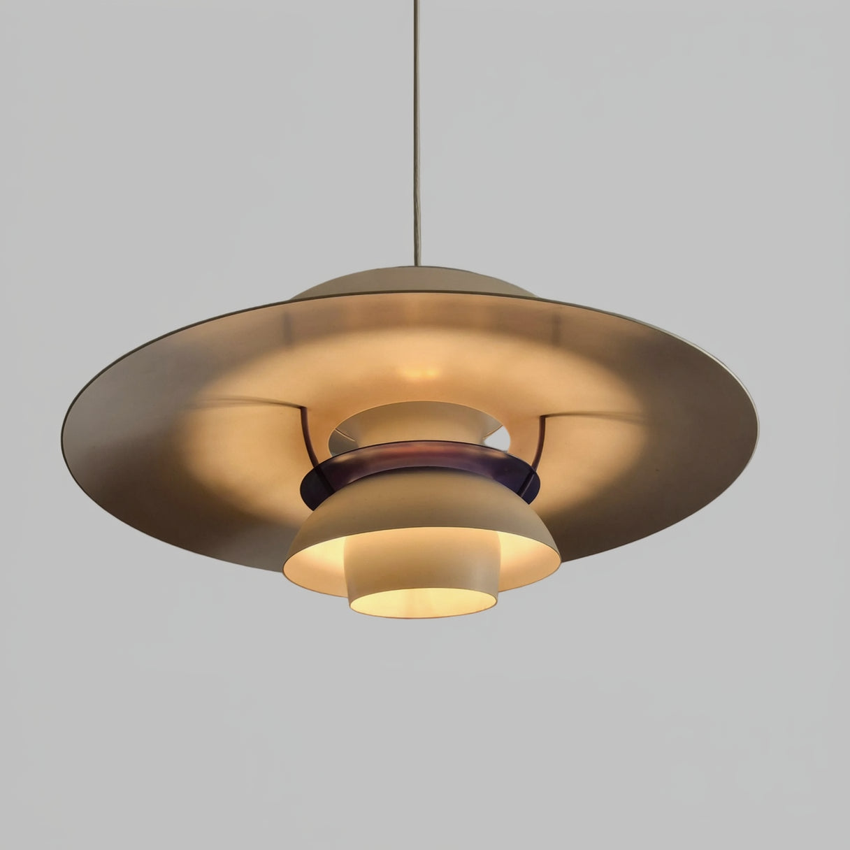 Suspension modèle PH5 blanc par Poul Henningsen pour Louis Poulsen, Danemark 1960 – détail de l’abat-jour – en métal – Danemark, années 1960 – Atelier 56