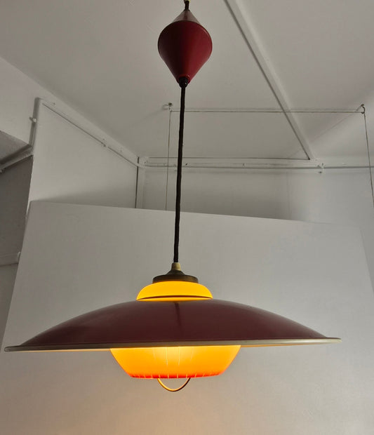 Suspension extensible en métal et opaline, Danemark, 1960 – vue de profil – en laiton, verre, métal – Danemark, années 1960 – Atelier 56