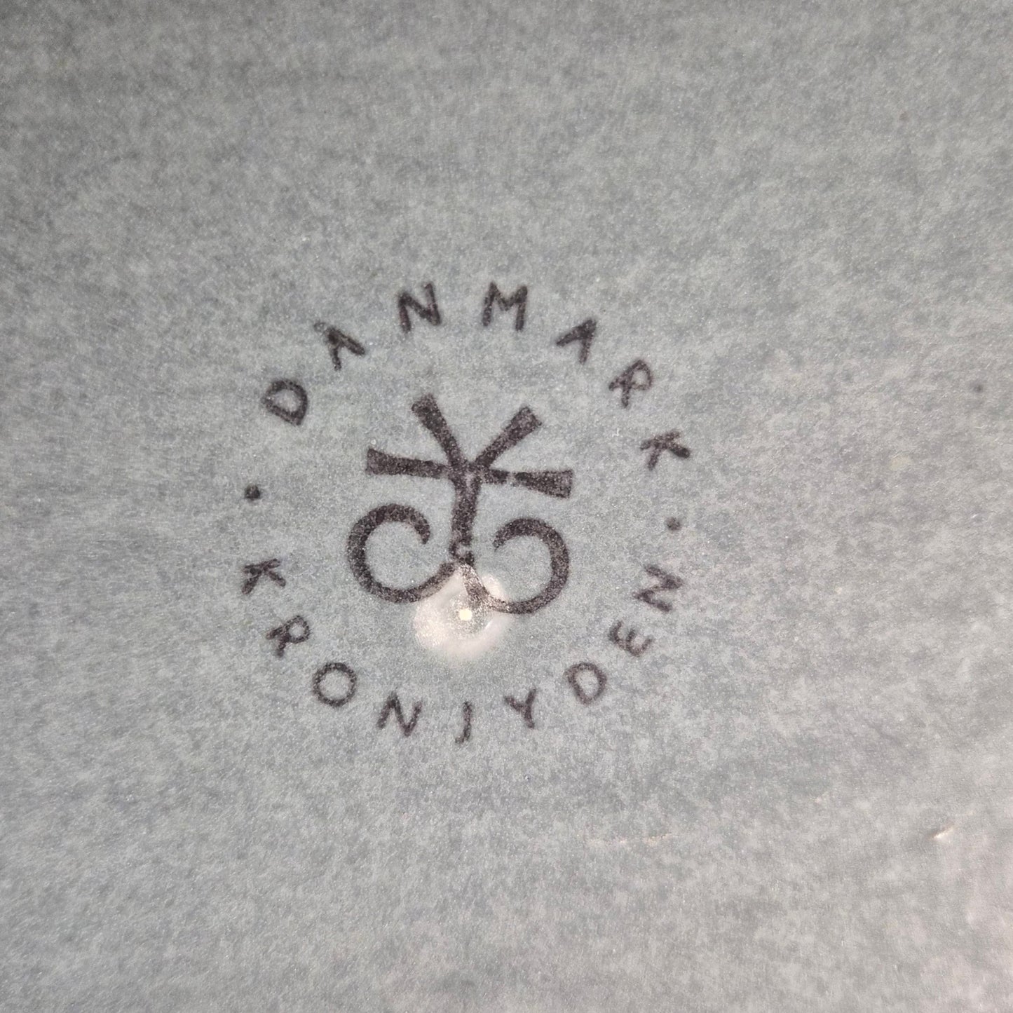 Service à fumer en palissandre et céramique bleue émaillée par Jens Quistgaard pour Kronjyden Nissen – détail du fabriquant – en palissandre, céramique – Danemark, années 1960 – Atelier 56
