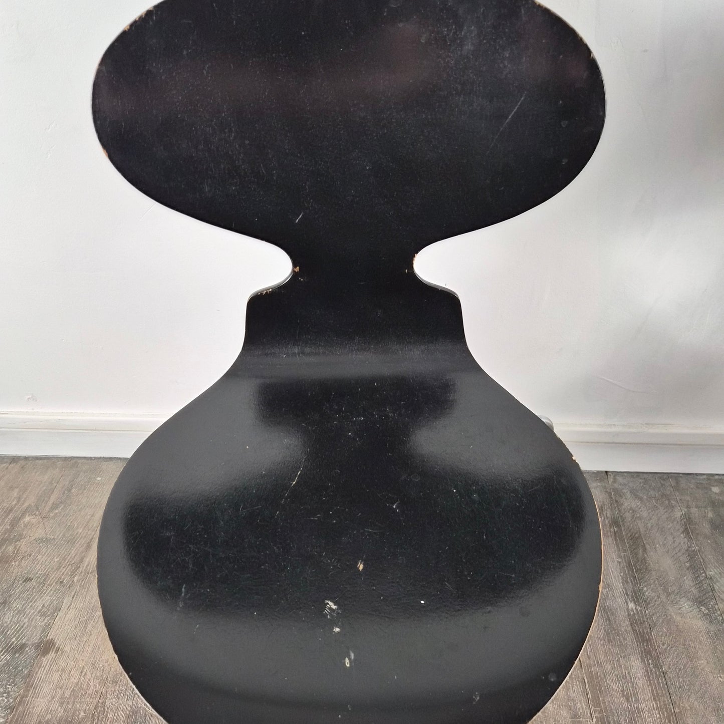 Paire de chaises en hêtre noir satiné modèle 3100 "fourmi" par Arne Jacobsen pour Fritz Hansen, Danemark, 1957 – détail de l’assise – en métal – Danemark – Atelier 56
