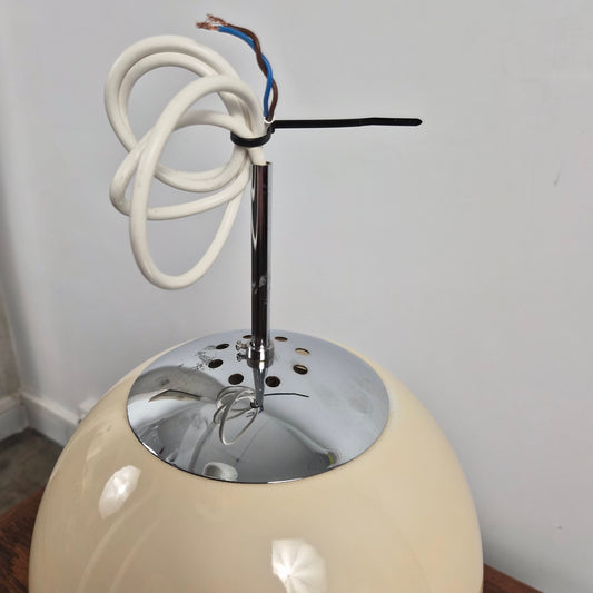 Suspension globe en verre crème et chrome, Danemark, 1970 – vue de profil – en verre, métal – Danemark, années 1970 – Atelier 56