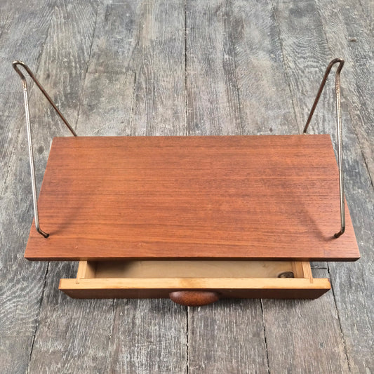 Etagère en teck à tiroir et supports laiton, Danemark, 1960 – vue de trois-quarts – en teck, laiton – Danemark, années 1960 – Atelier 56