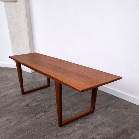 Table basse en teck modèle n°32, Kai Kristiansen pour Aksel Kjersgaard, Danemark, 1960 – vue de dessus – en teck – Danemark, années 1960 – Atelier 56