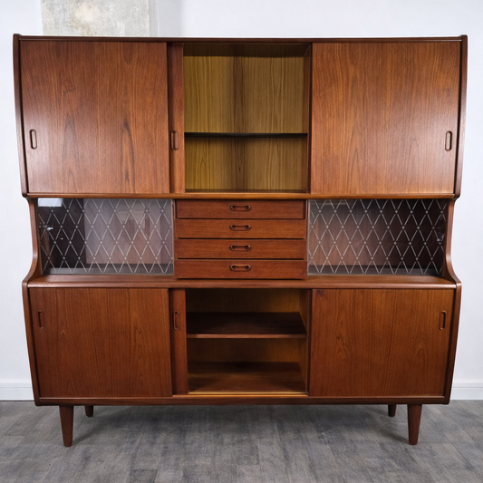 Double enfilade bar en teck par Poul M. Jessen pour PMJ Viby, Danemark, 1950 – vue de trois-quarts – en teck, miroir – Danemark, années 1950 – Atelier 56