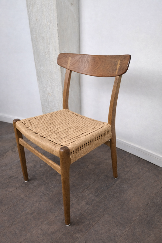Chaise en chêne et corde, modèle Ch-23 par Hans J. Wegner pour Carl Hansen & Son, Danemark 1960 – vue de trois-quarts – en chêne – Danemark, années 1960 – Atelier 56