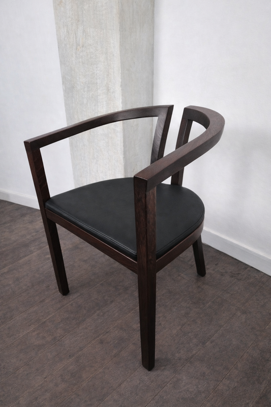 Chaise à accoudoir en palissandre et simili cuir, Danemark, 1960 – vue de trois-quarts – en palissandre, cuir, simili cuir – Danemark, années 1960 – Atelier 56