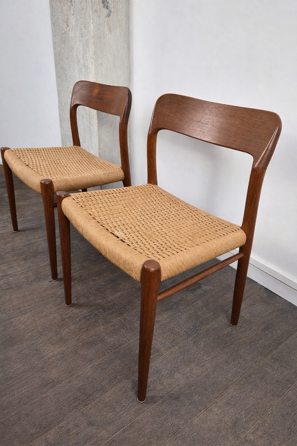 Chaise en teck et corde, modèle 75 par Niels O. Møller pour JL Moller, Danemark, 1950 – détail de l’assise – en teck – Danemark, années 1950 – Atelier 56