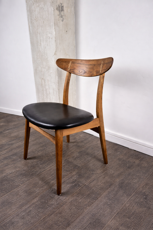 Chaise en chêne modèle CH 30 par Hans J. Wegner pour Carl Hansen & Søn, Danemark, 1960 – vue de trois-quarts – en chêne, cuir – Danemark, années 1960 – Atelier 56