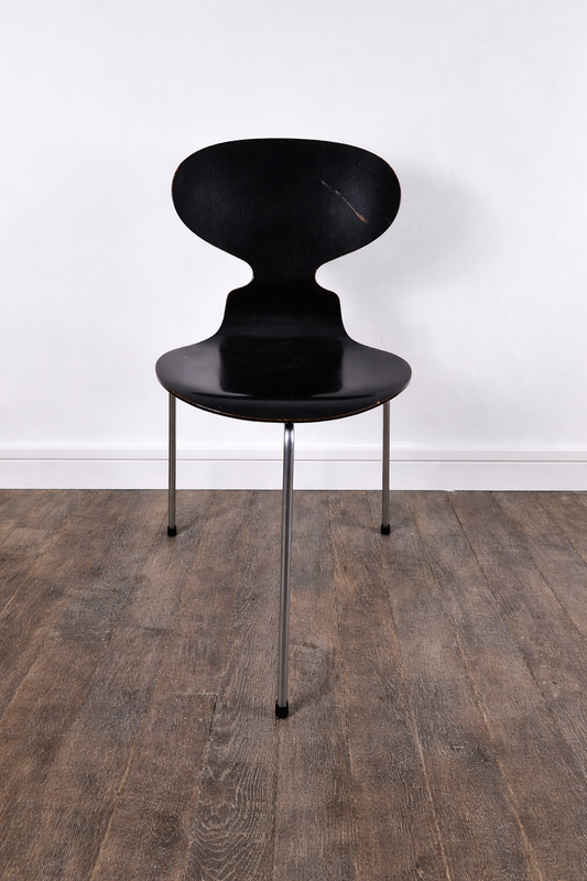 Paire de chaises en hêtre noir satiné modèle 3100 "fourmi" par Arne Jacobsen pour Fritz Hansen, Danemark, 1957 – vue de trois-quarts – en métal – Danemark – Atelier 56