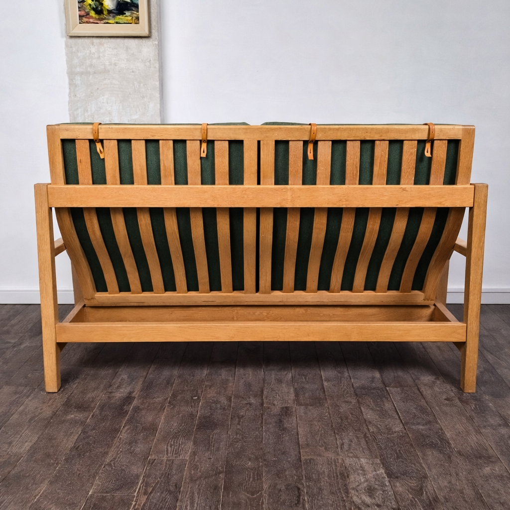 Canapé en chêne et laine modèle 2252 Børge Mogensen, Danemark, 1970 – détail du plateau – en chêne, cuir – Danemark, années 1970 – Atelier 56