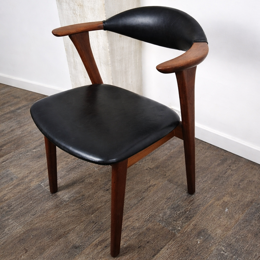 Chaise en teck et simili cuir, modèle 49 par Erik Kirkegaard pour Høng Møbelfabrik, Danemark, 1960 – vue de trois-quarts – en teck, cuir, simili cuir – Danemark, années 1960 – Atelier 56