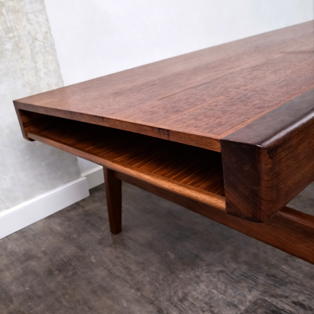 Table basse en teck avec ouverture et tiroir par Johannes Andersen pour Uldum Møbelfabrik, Danemark, 1960 – vue de profil – en teck – Danemark, années 1960 – Atelier 56