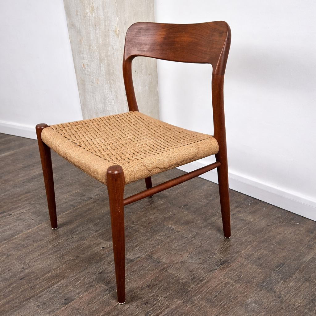 Chaise en teck et corde, modèle 75 par Niels O. Møller pour JL Moller, Danemark, 1950 – vue de trois-quarts – en teck – Danemark, années 1950 – Atelier 56
