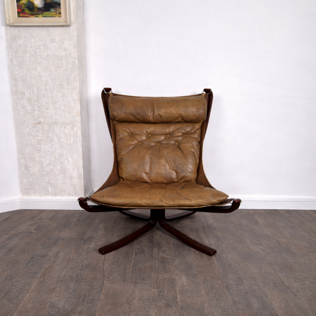 Fauteuil en cuir et structure en hêtre, modèle Falcon par Sigurd Ressel pour Vatne Møbler, Danemark, 1970 – vue de face – en cuir – Danemark, années 1970 – Atelier 56