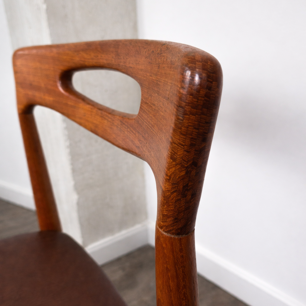 Chaises en teck et simili cuir par Johannes Andersen pour Uldum Møbelfabrik, Danemark, 1960 – vue de profil – en teck, cuir, simili cuir – Danemark, années 1960 – Atelier 56