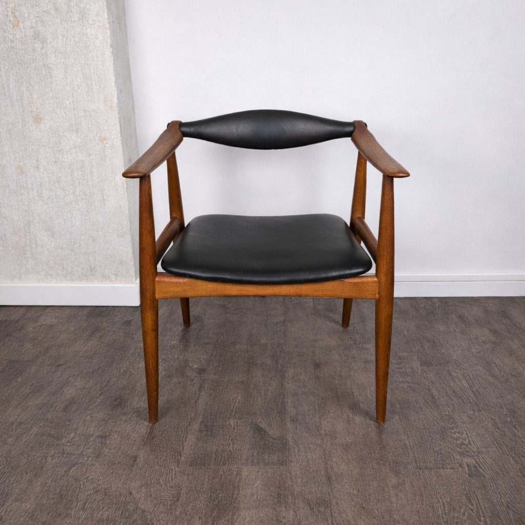 Chaise en chêne et cuir noir, modèle "Yoke" CH-34 par Hans J. Wegner pour Carl Hansen & Søn, Danemark, 1960 – vue de face – en chêne, cuir – Danemark, années 1960 – Atelier 56