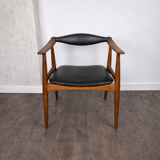 Chaise en chêne et cuir noir, modèle "Yoke" CH-34 par Hans J. Wegner pour Carl Hansen & Søn, Danemark, 1960 – vue de face – en chêne, cuir – Danemark, années 1960 – Atelier 56