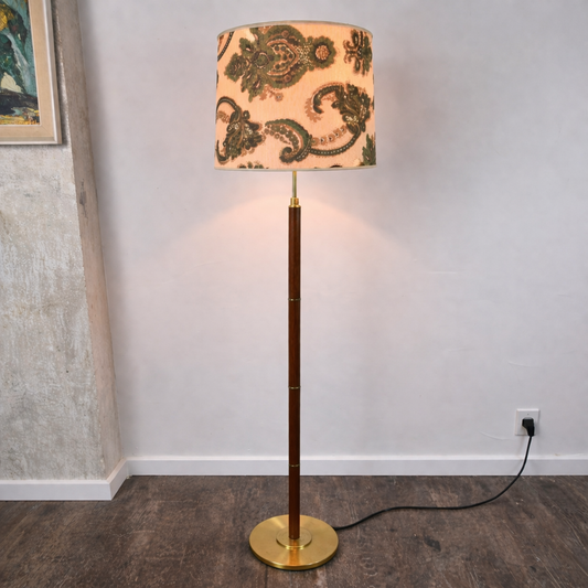 Lampe sur pied en teck et laiton avec abat jour, Danemark, 1960 – vue générale du luminaire – en teck, laiton, métal – Danemark, années 1960 – Atelier 56