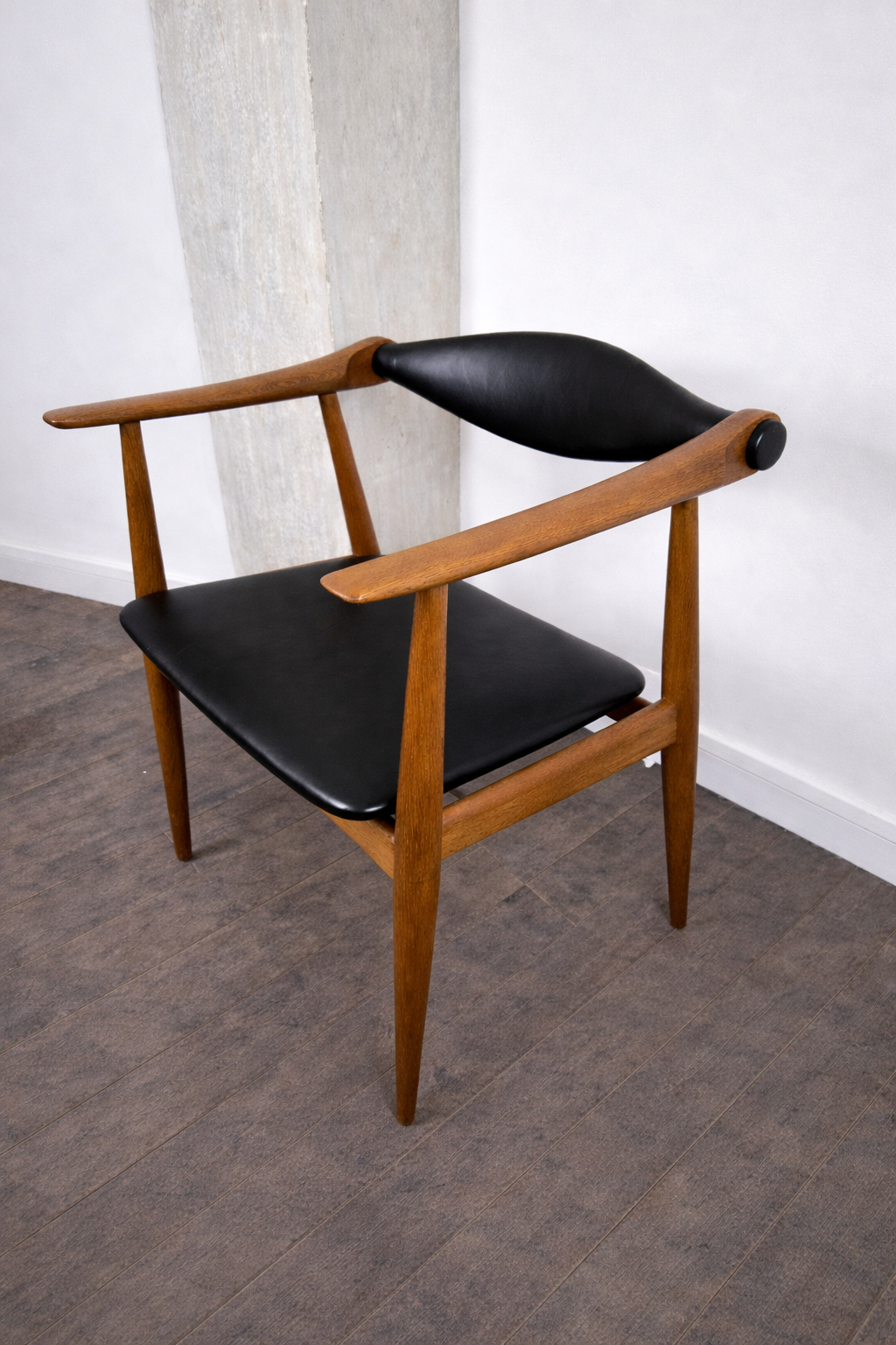 Chaise en chêne et cuir noir, modèle "Yoke" CH-34 par Hans J. Wegner pour Carl Hansen & Søn, Danemark, 1960 – vue de trois-quarts – en chêne, cuir – Danemark, années 1960 – Atelier 56