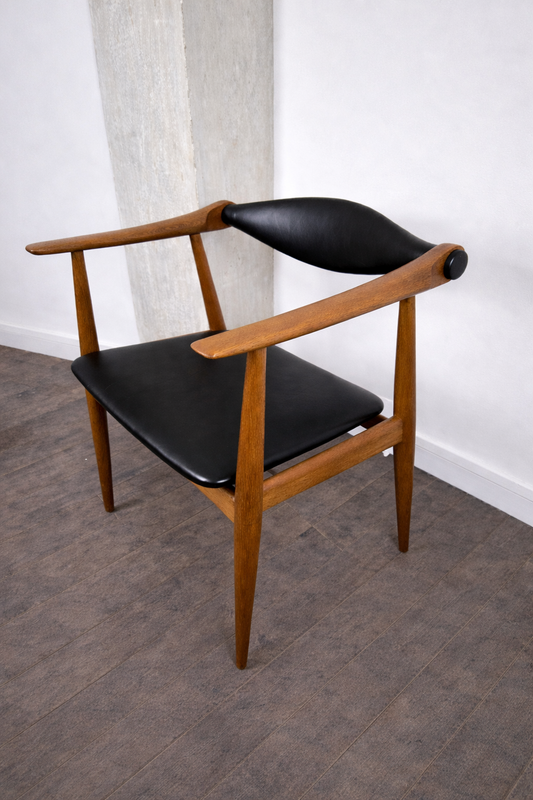 Chaise en chêne et cuir noir, modèle "Yoke" CH-34 par Hans J. Wegner pour Carl Hansen & Søn, Danemark, 1960 – vue de trois-quarts – en chêne, cuir – Danemark, années 1960 – Atelier 56