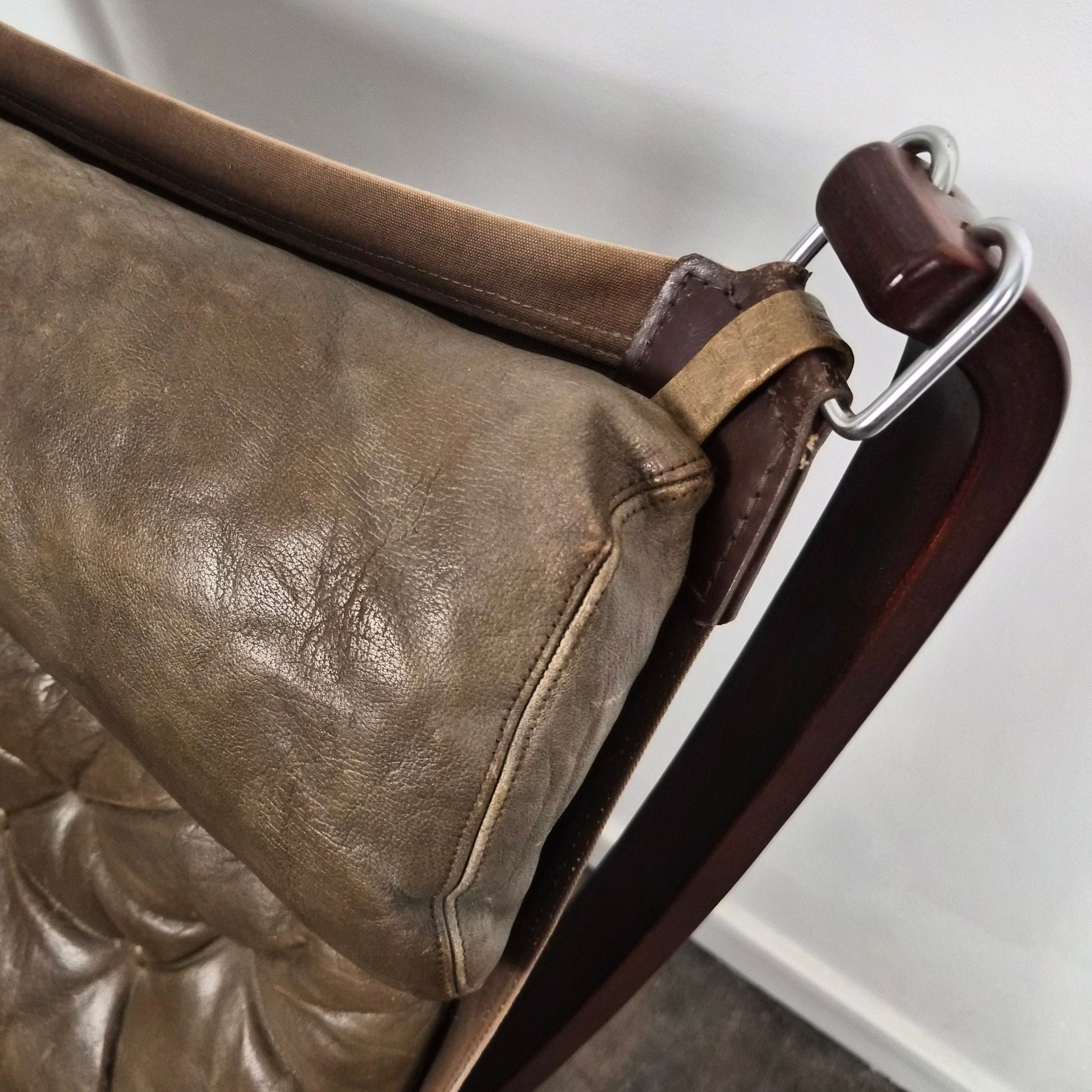 Fauteuil en cuir et structure en hêtre, modèle Falcon par Sigurd Ressel pour Vatne Møbler, Danemark, 1970 – vue de profil – en cuir – Danemark, années 1970 – Atelier 56