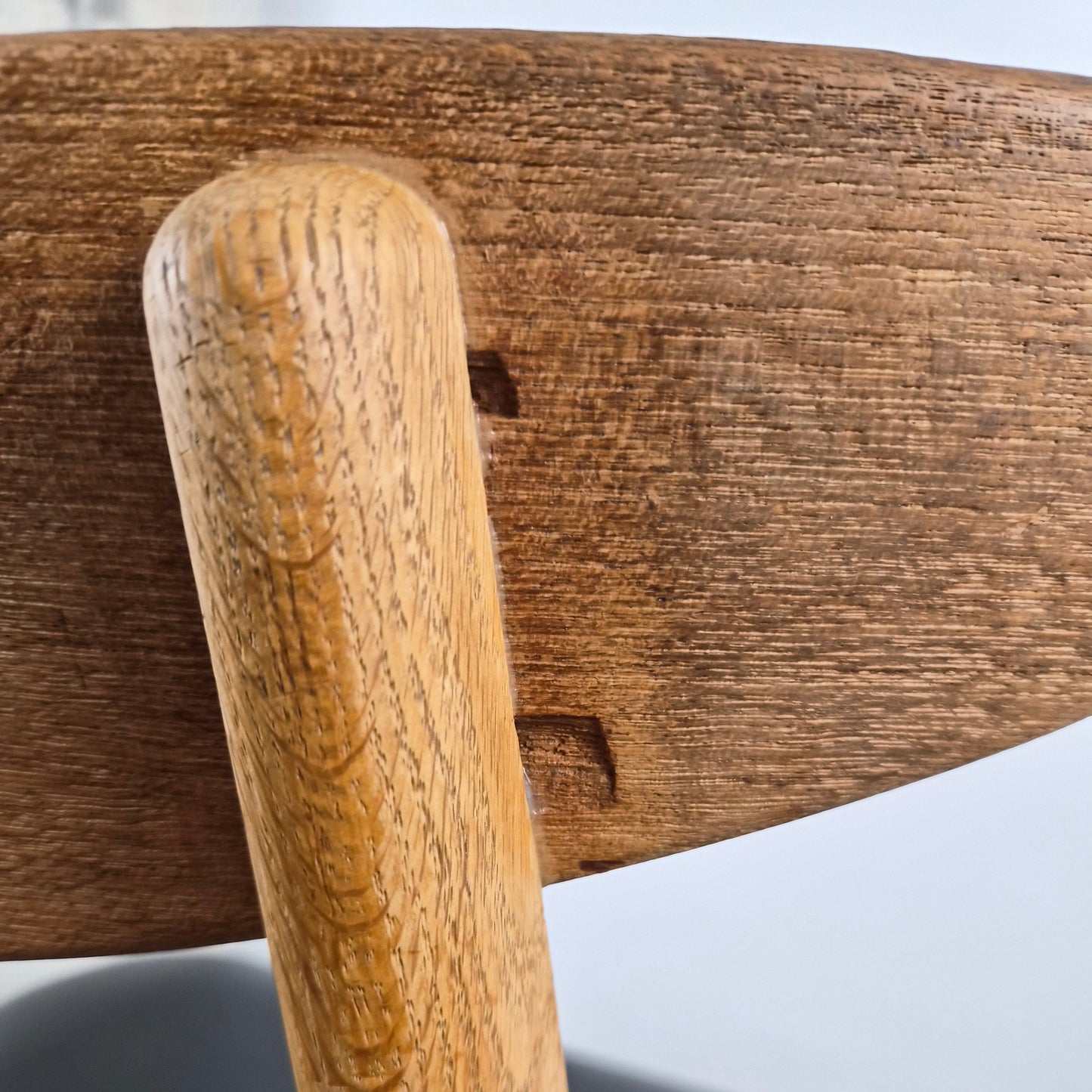 Chaise en chêne modèle CH 30 par Hans J. Wegner pour Carl Hansen & Søn, Danemark, 1960 – détail de l’assise – en chêne, cuir – Danemark, années 1960 – Atelier 56