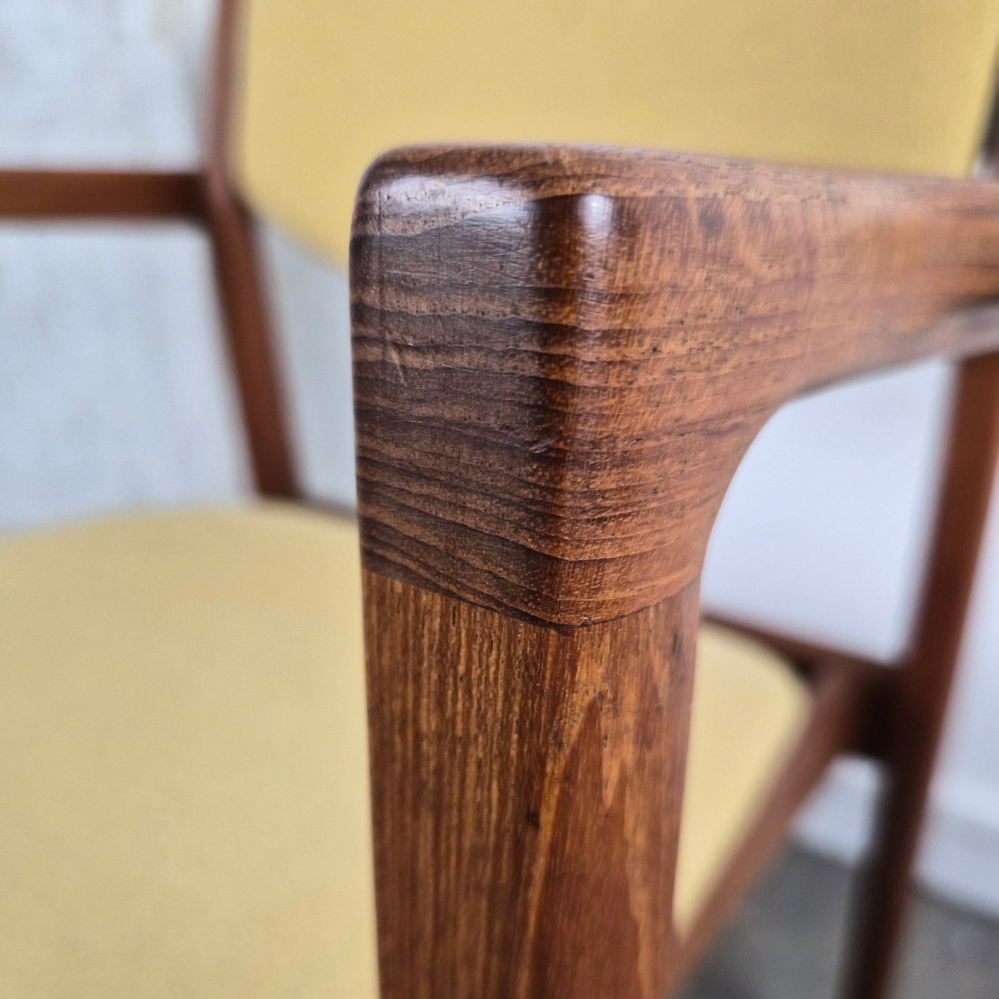 Chaise en teck modèle 196 par Finn Juhl pour France & Søn, Danemark, 1960 – vue de profil – en teck – Danemark, années 1960 – Atelier 56