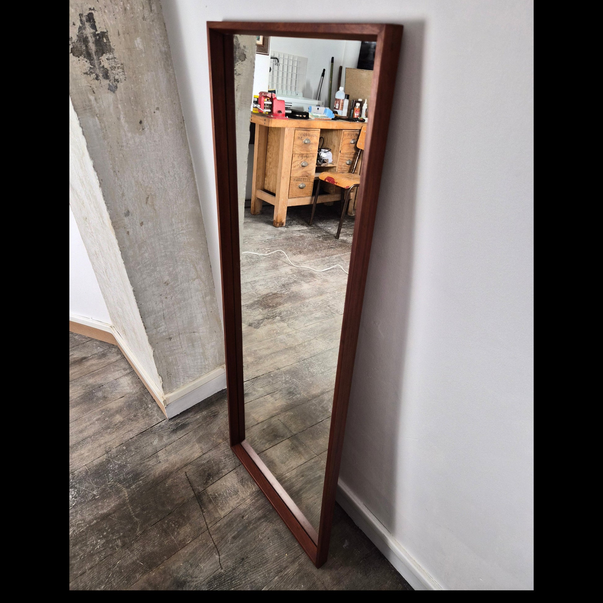 Mirroir à cadre en teck, Danemark, 1960 – vue de profil – en teck, miroir – Danemark, années 1960 – Atelier 56