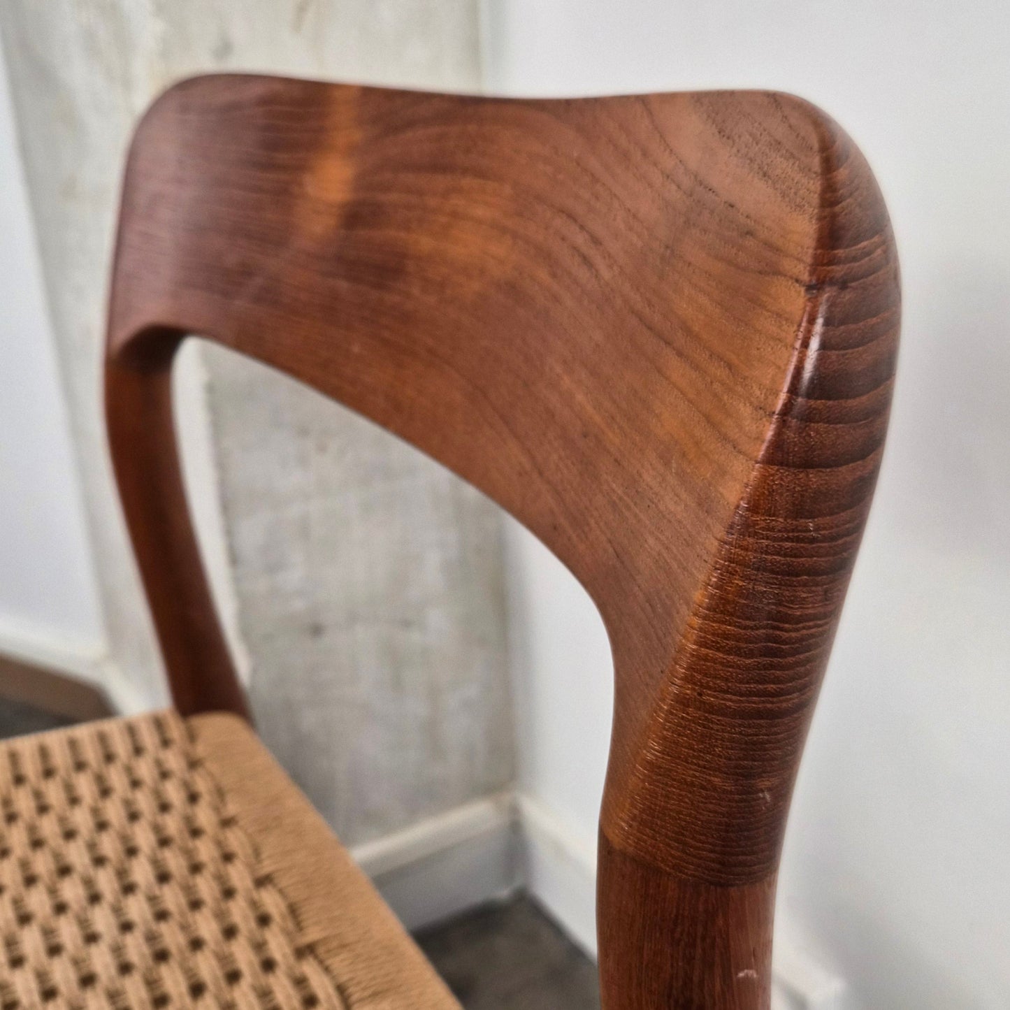 Chaise en teck et corde, modèle 75 par Niels O. Møller pour JL Moller, Danemark, 1950 – vue de profil – en teck – Danemark, années 1950 – Atelier 56