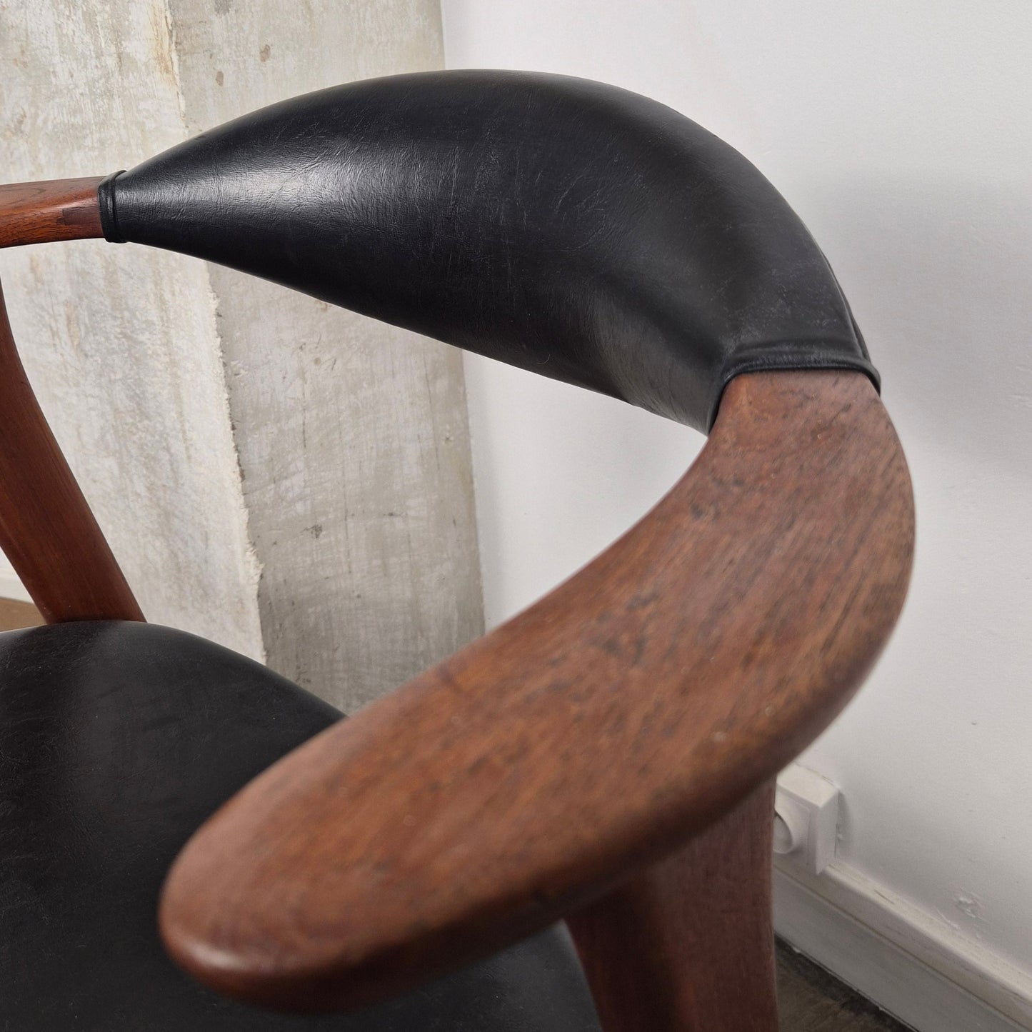 Chaise en teck et simili cuir, modèle 49 par Erik Kirkegaard pour Høng Møbelfabrik, Danemark, 1960 – vue de profil – en teck, cuir, simili cuir – Danemark, années 1960 – Atelier 56