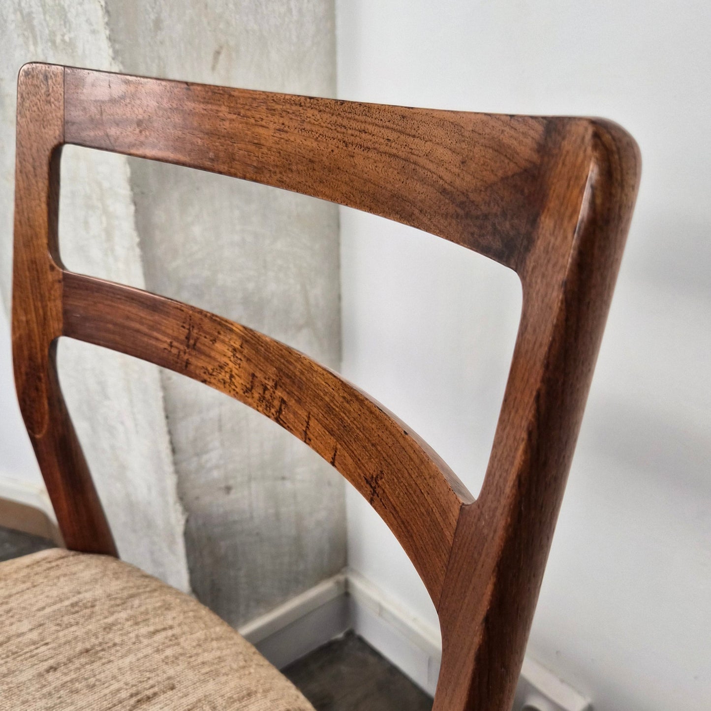 Chaise en palissandre et tissus par Johannes Andersen pour Uldum Møbelfabrik, Danemark, 1960 – vue de profil – en palissandre – Danemark, années 1960 – Atelier 56