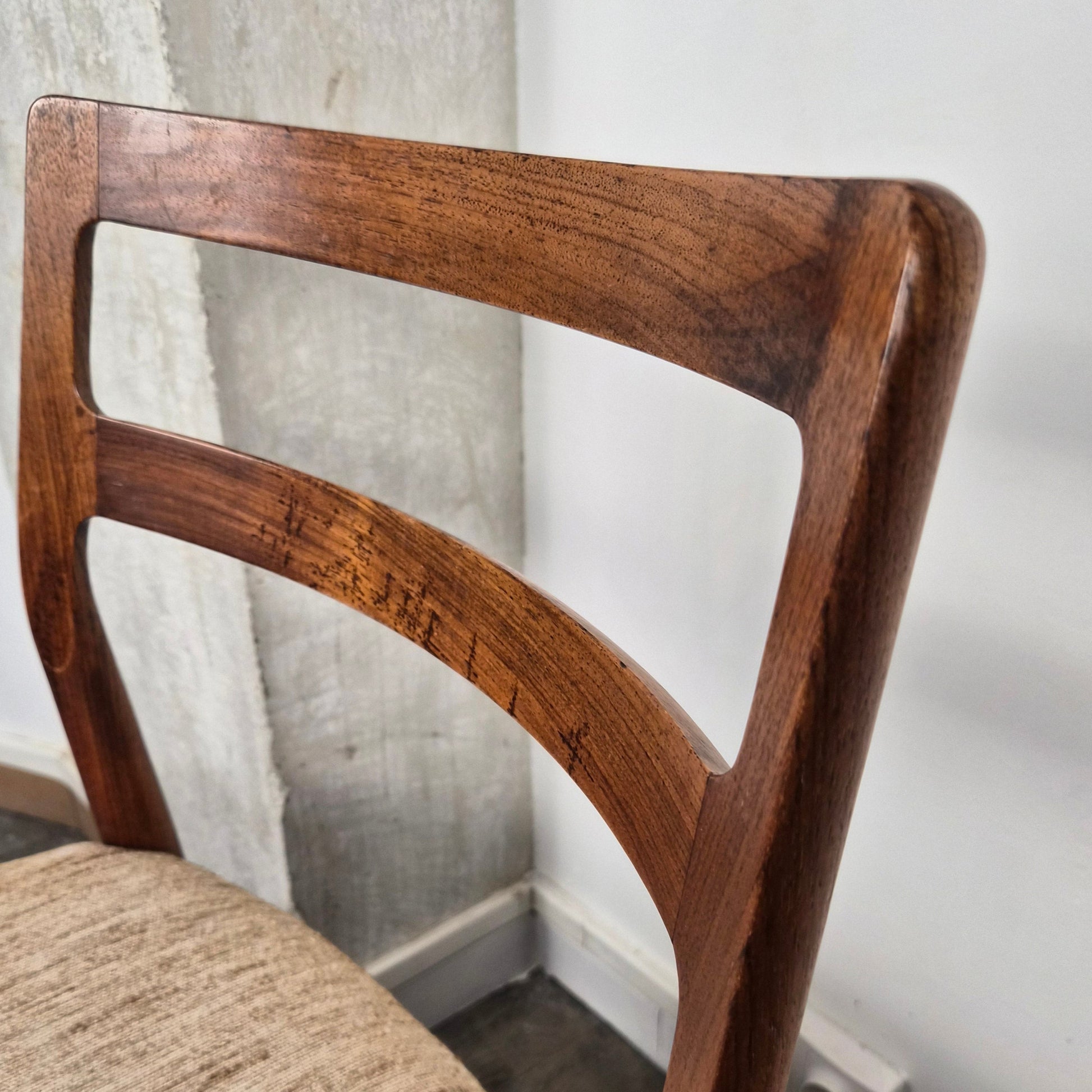 Chaise en palissandre et tissus par Johannes Andersen pour Uldum Møbelfabrik, Danemark, 1960 – vue de profil – en palissandre – Danemark, années 1960 – Atelier 56