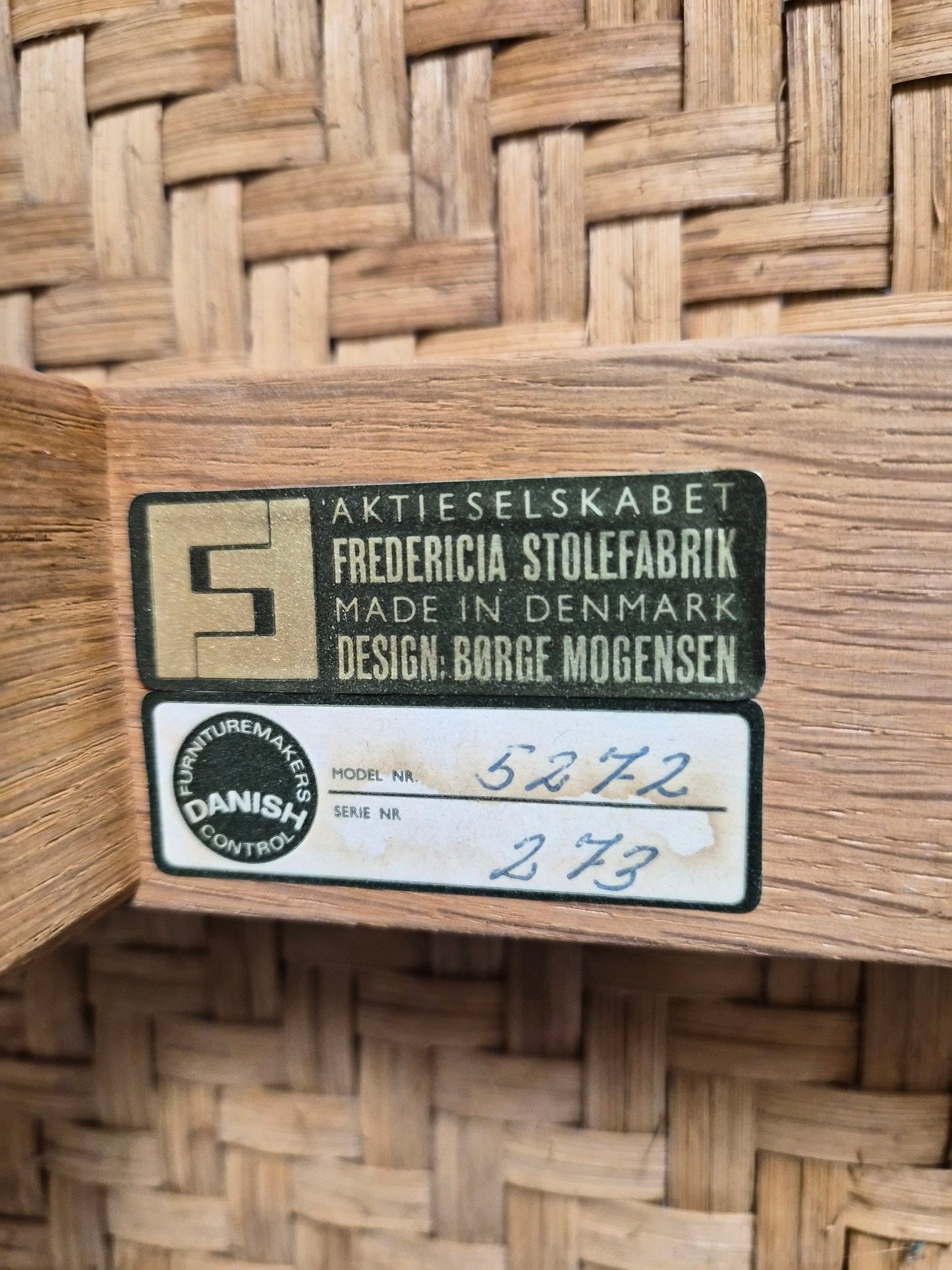 Banc en rotin et chêne par Børge Mogensen, 1960 – détail du plateau – en chêne, rotin – Danemark, années 1960 – Atelier 56