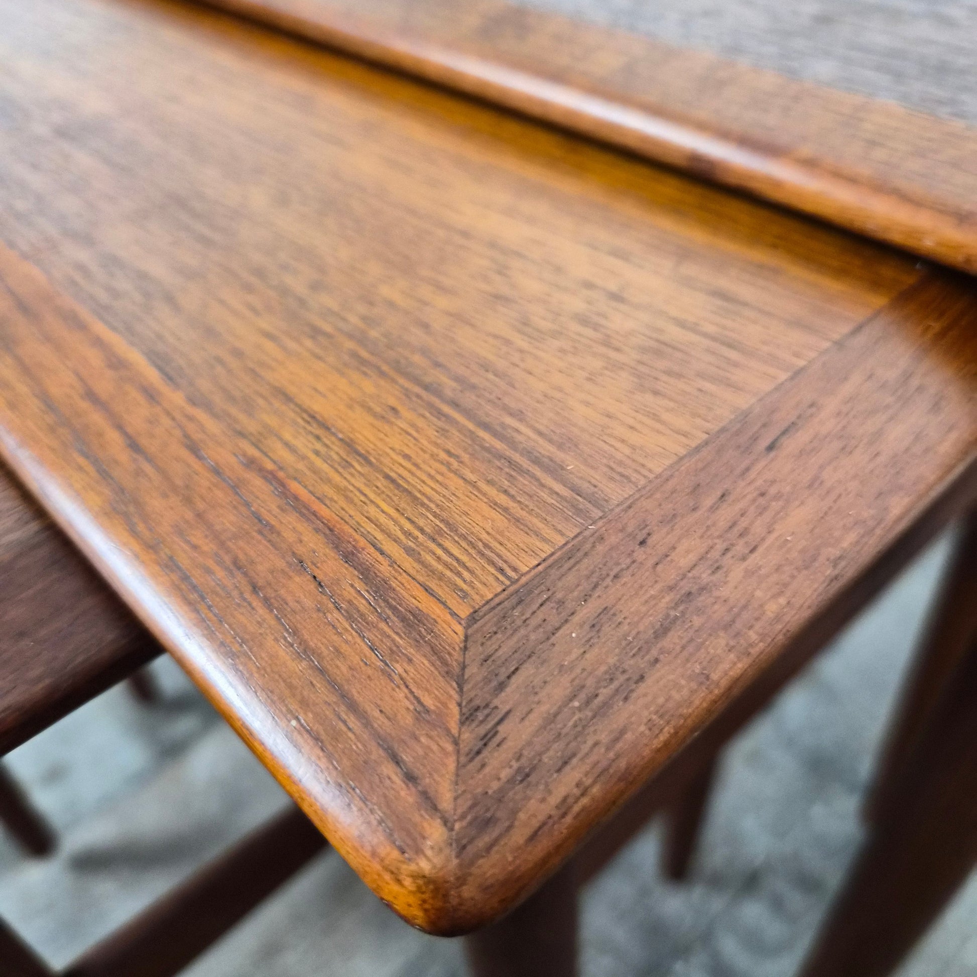 Tables basses gigogne, Denmark, 1960 – vue de profil – en teck – Danemark, années 1960 – Atelier 56