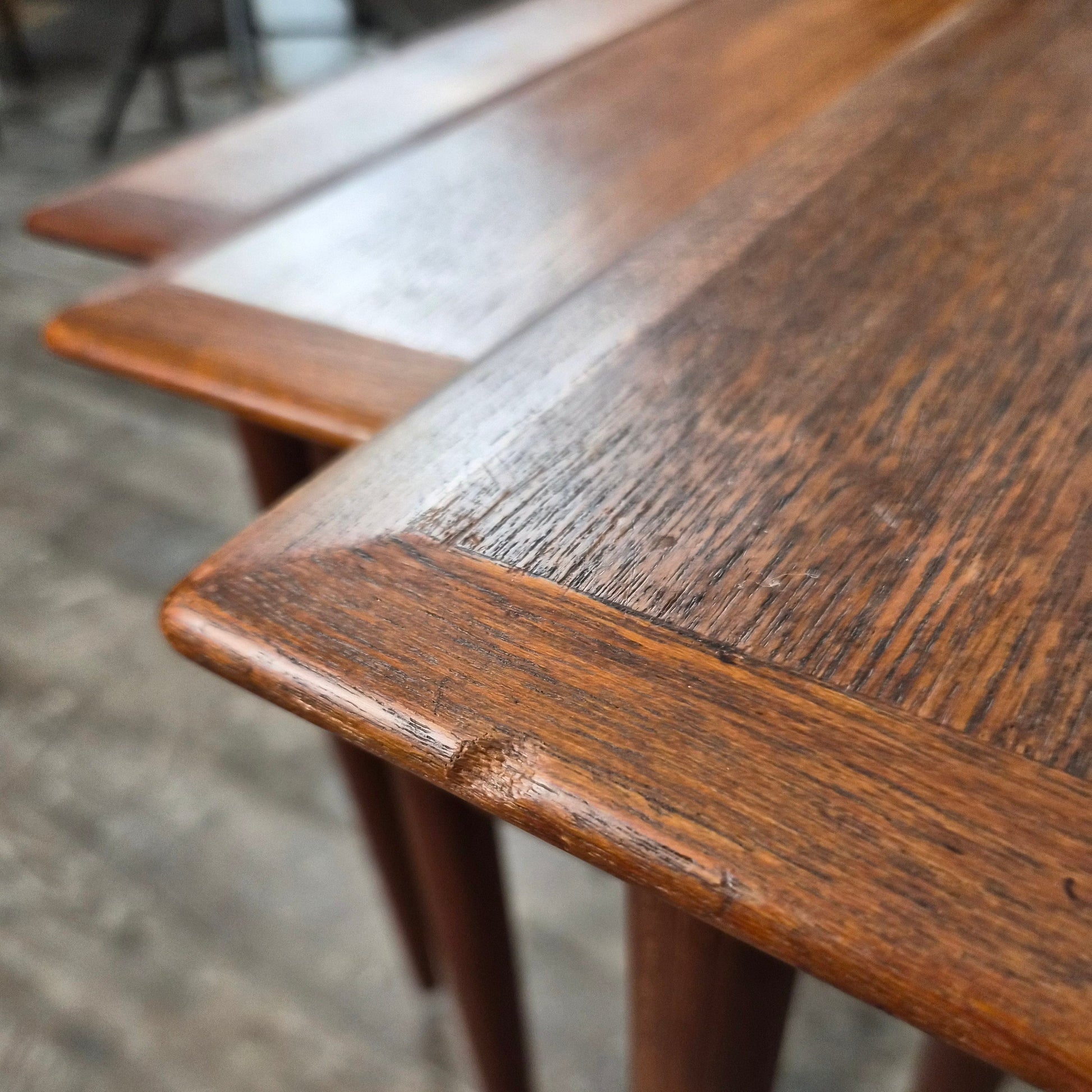 Tables basses gigogne, Denmark, 1960 – détail du plateau – en teck – Danemark, années 1960 – Atelier 56