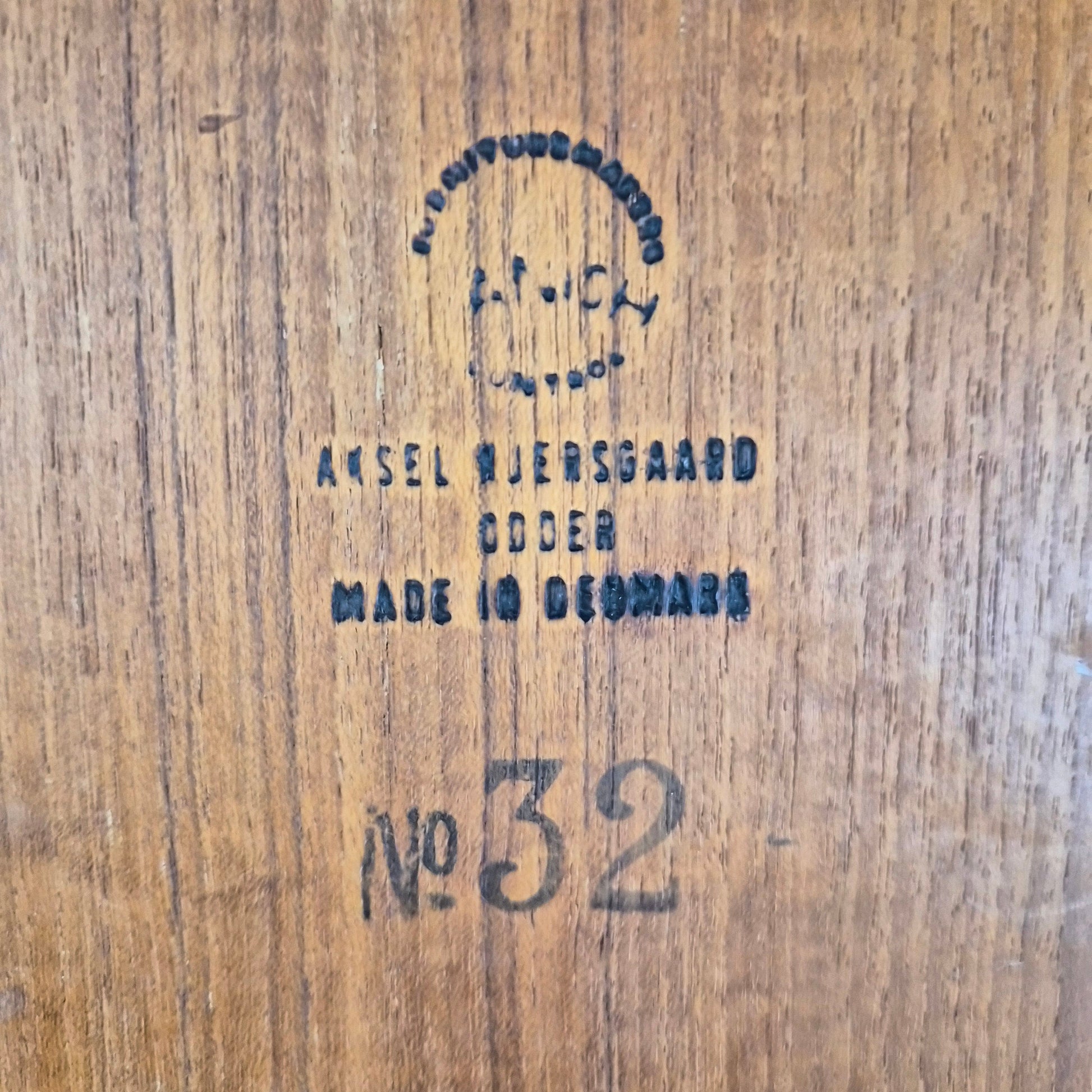 Table basse en teck modèle n°32, Kai Kristiansen pour Aksel Kjersgaard, Danemark, 1960 – détail du plateau – en teck – Danemark, années 1960 – Atelier 56