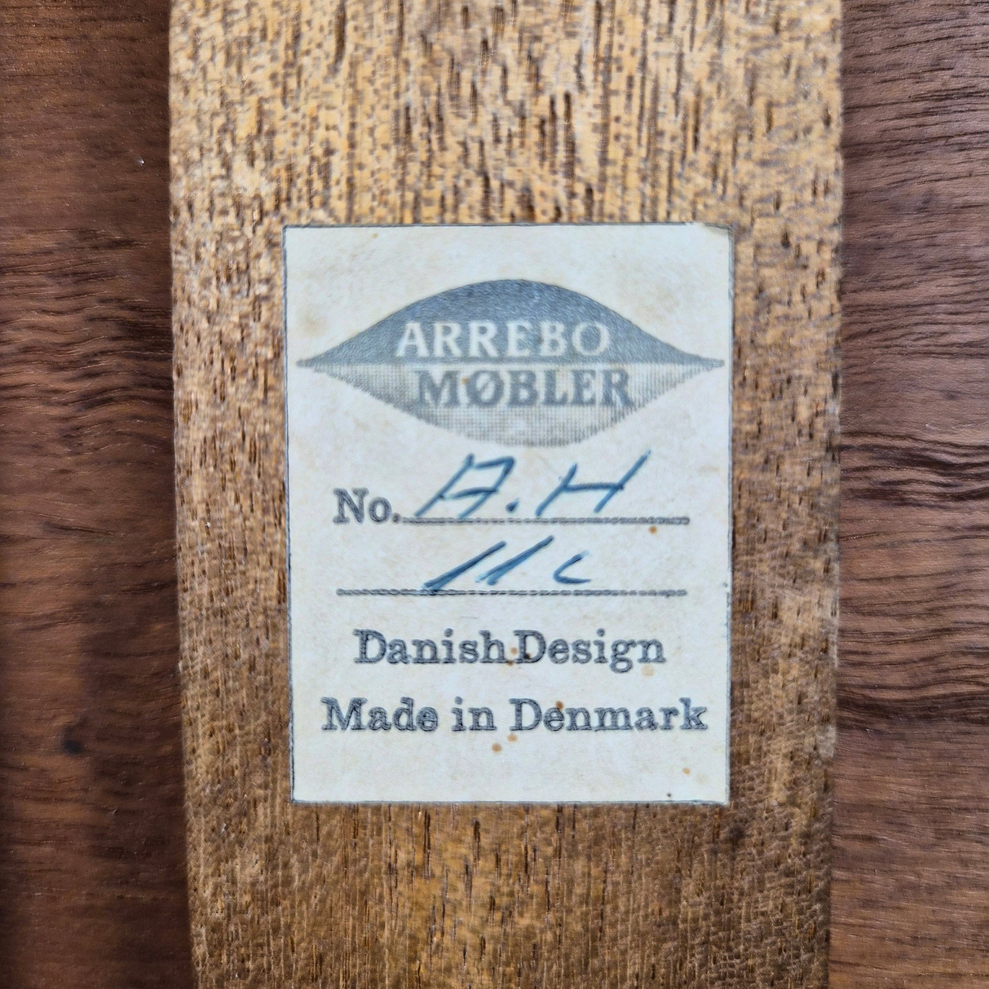 Table basse en teck avec plateaux escamotables attribuée à Robert Christensen pour Arrebo Mobler, Danemark, 1960 – détail du piètement – en teck – Danemark, années 1960 – Atelier 56
