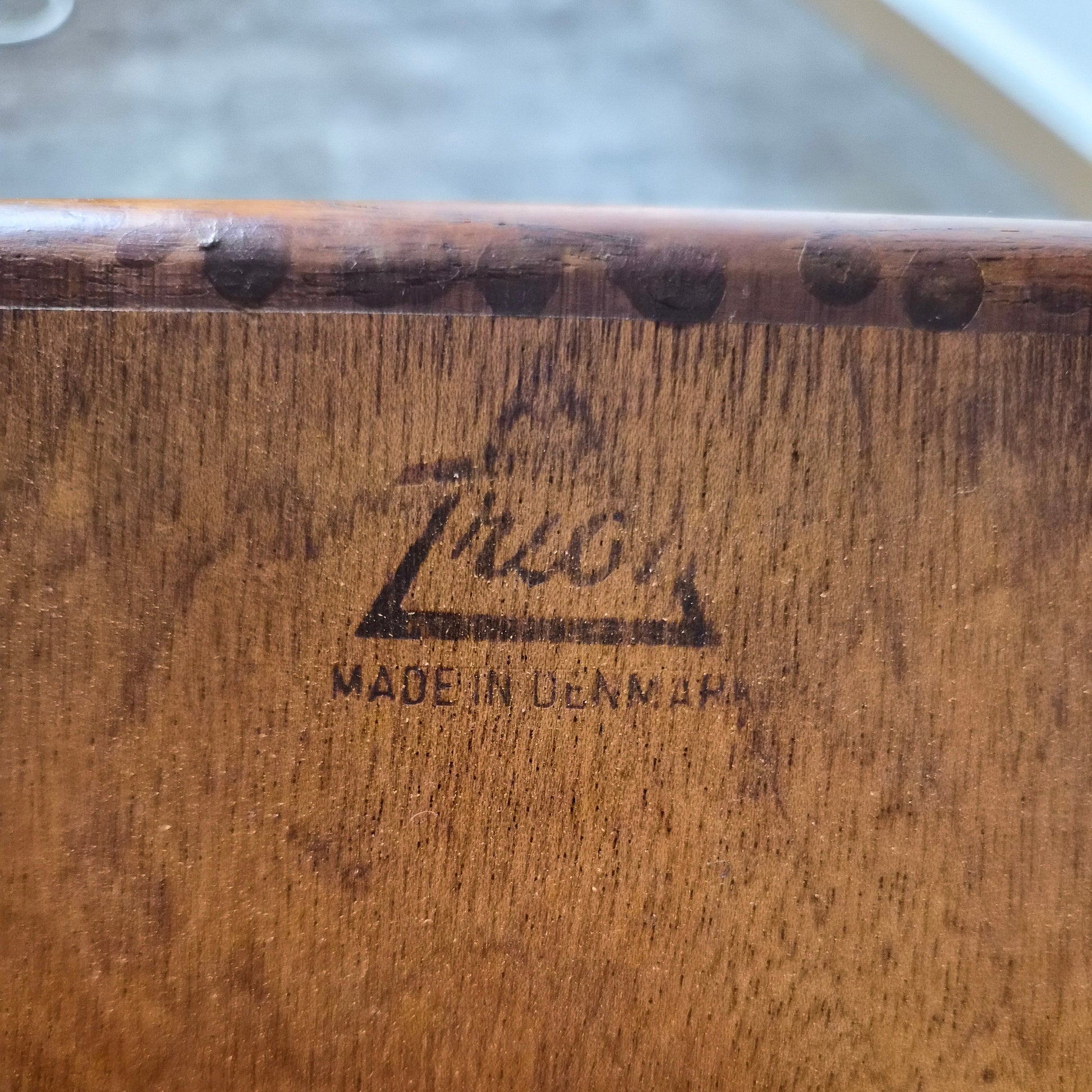 Table basse en teck à hauteur et largeur modifiables par Kai Kristiansen pour Trioh, Danemark, 1960 – détail du piètement – en teck – Danemark, années 1960 – Atelier 56