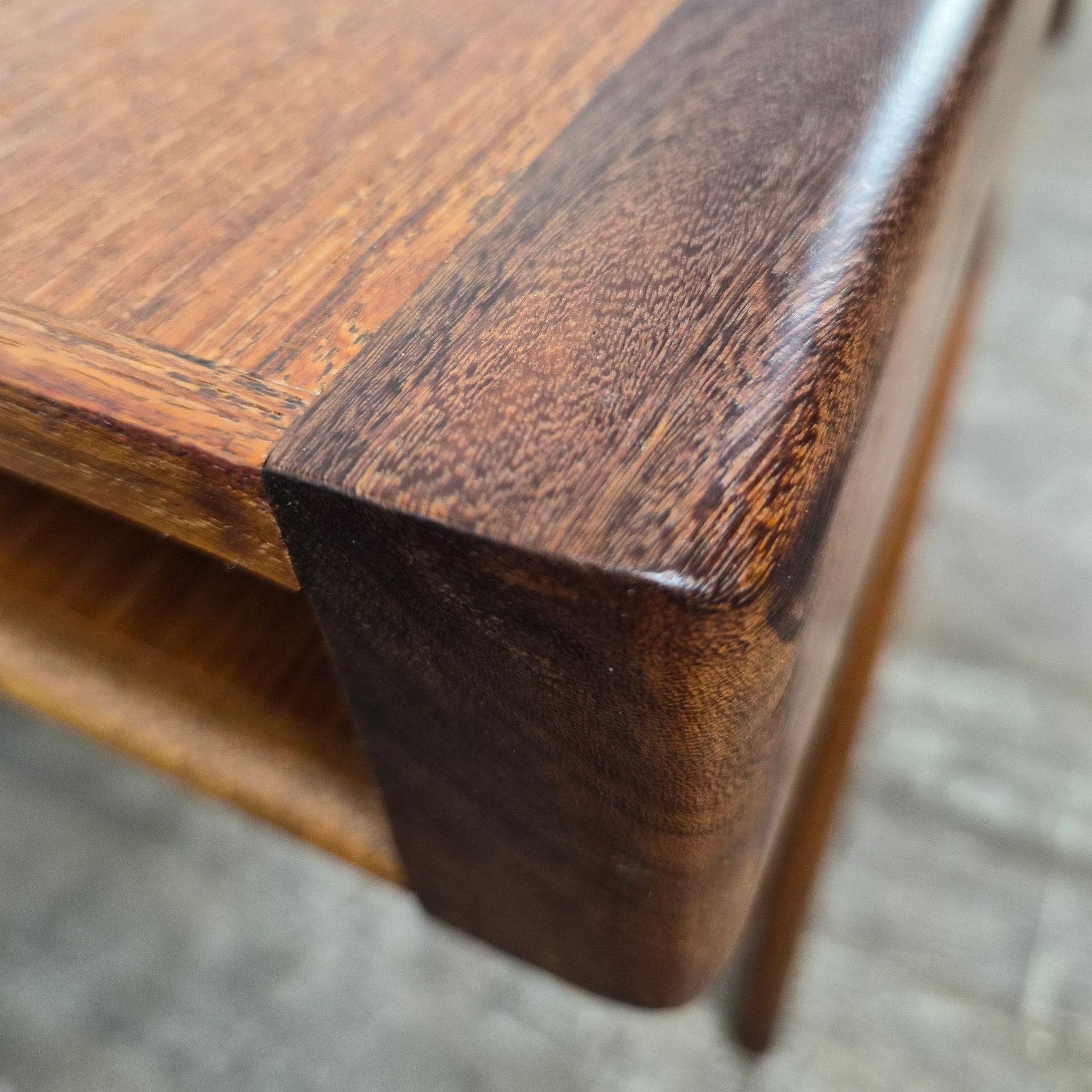 Table basse en teck avec ouverture et tiroir par Johannes Andersen pour Uldum Møbelfabrik, Danemark, 1960 – détail du piètement – en teck – Danemark, années 1960 – Atelier 56